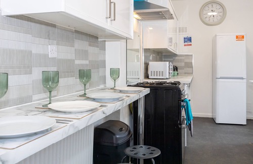Salford Casa | Charming 4-bed Guest House in Salford