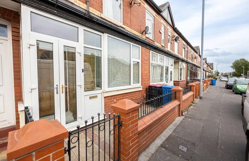 Salford Casa | Charming 4-bed Guest House in Salford
