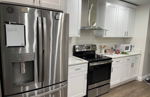 Port Richey Otro | Charming 4-bedroom 2 bath farmhouse in lovely New Port Richey with WiFi, AC