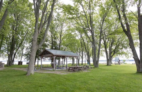 Bobcaygeon Cabaña | Charming 4-bedroom cottage in Kawartha Lakes with WiFi, AC