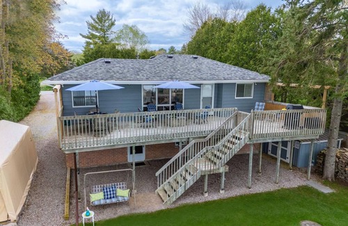 Bobcaygeon Cabaña | Charming 4-bedroom cottage in Kawartha Lakes with WiFi, AC