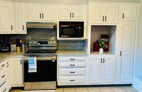 Riverdale Casa | Charming 4-bedroom house with AC and WiFi in marvelous East Riverdale.