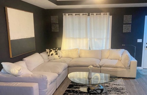 Jeffersonville Casa | Charming 4 bedroom home minutes from Downtown!