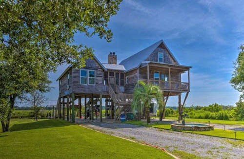 Ocean Springs Cabaña | Charming 4-bedroom bayou cottage with AC and WiFi in Ocean Springs