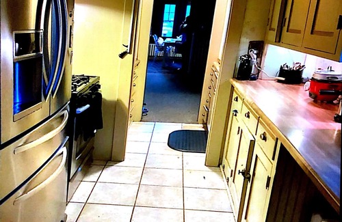 Youngstown Casa | Charming 4-bedroom apt. in house near YSU with WiFi located in Youngstown, Ohio
