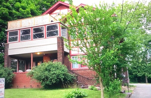 Youngstown Casa | Charming 4-bedroom apt. in house near YSU with WiFi located in Youngstown, Ohio