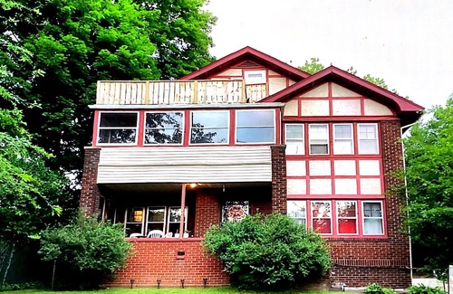 Youngstown Casa | Charming 4-bedroom apt. in house near YSU with WiFi located in Youngstown, Ohio