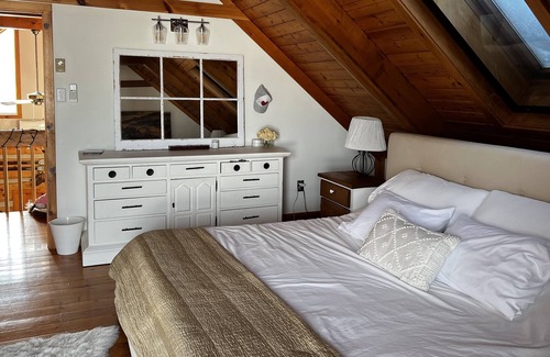 The Blue Mountains Chalet De Esquí | Charming 4 Bedroom Chalet located on a 1-acre lot w/hot tub.