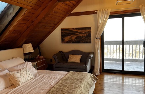 The Blue Mountains Chalet De Esquí | Charming 4 Bedroom Chalet located on a 1-acre lot w/hot tub.