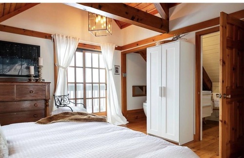 The Blue Mountains Chalet De Esquí | Charming 4 Bedroom Chalet located on a 1-acre lot w/hot tub.