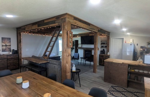 Tawas City Cabaña | Charming 4-bedroom cottage ON Tawas Lake Pet, kid-friendly. Great Bird watching!