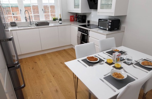 Windsor Cabaña | Charming 4-Bedroom Cottage in Windsor with Parking