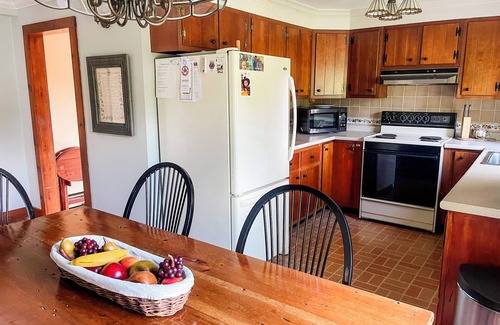 Weston Cabaña | CHARMING 4-bedroom cottage in Weston, Vermont. CLOSE TO SKI RESORTS