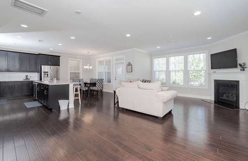 Apex Casa | Charming 4-Bedroom Family Home