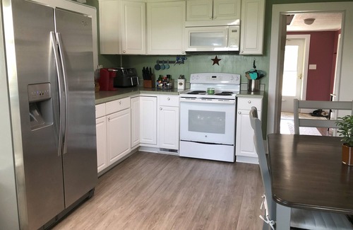 Woodlawn Otro | Charming 4-Bedroom Farmhouse Getaway with WiFi & A/C in Peaceful Woodlawn