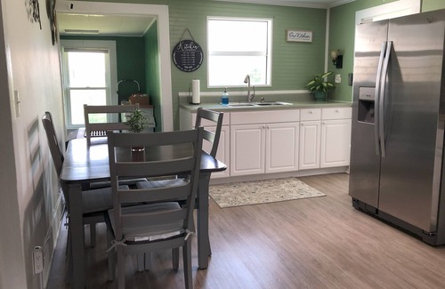 Woodlawn Otro | Charming 4-Bedroom Farmhouse Getaway with WiFi & A/C in Peaceful Woodlawn