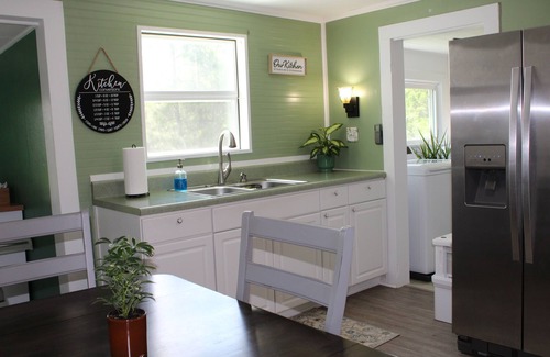 Woodlawn Otro | Charming 4-Bedroom Farmhouse Getaway with WiFi & A/C in Peaceful Woodlawn