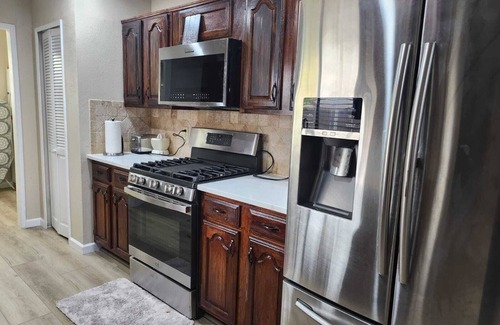 The Colony Casa | Charming 4-bedroom house Fast Wi-Fi + All room Smart TV's +Deck/Patio The Colony