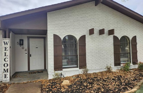 The Colony Casa | Charming 4-bedroom house Fast Wi-Fi + All room Smart TV's +Deck/Patio The Colony