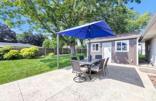 Ashwaubenon Casa | Charming 4-Bedroom Home Short Walk to Lambeau
