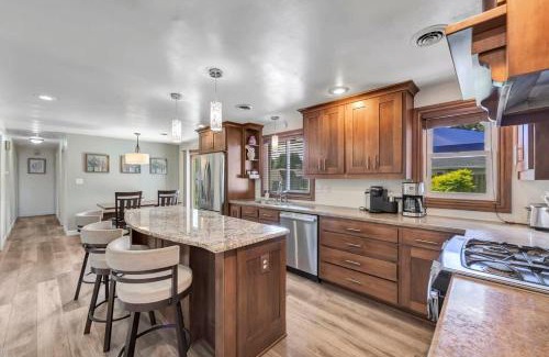 Ashwaubenon Casa | Charming 4-Bedroom Home Short Walk to Lambeau