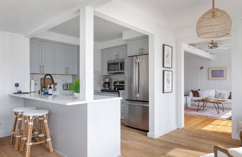 Clinton Casa | Charming 4-bedroom house overlooking the bay, Wifi, and easy beach access.