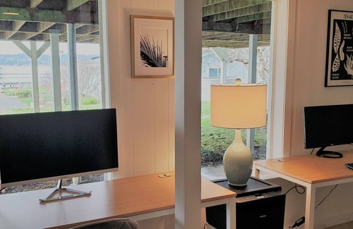 Clinton Casa | Charming 4-bedroom house overlooking the bay, Wifi, and easy beach access.