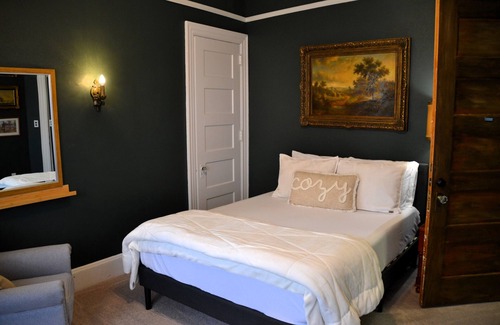 Downtown Toledo Cama Y Desayuno | Charming 4-Bedroom Inn with Modern Comforts in Toledo