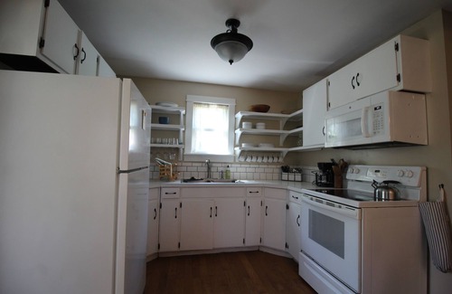 Elkland Otro | Charming 4-bedroom Ozark stone farmhouse in Fair Grove