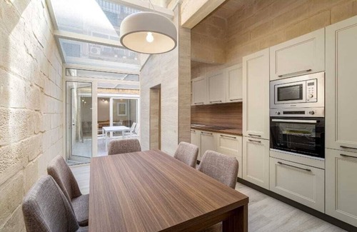 Madliena Casa | "Charming 4-Bedroom Townhome with WiFi & AC, 4 Minutes from Tas-Sliema Seafront"