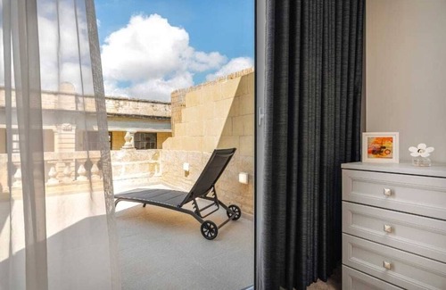 Madliena Casa | "Charming 4-Bedroom Townhome with WiFi & AC, 4 Minutes from Tas-Sliema Seafront"