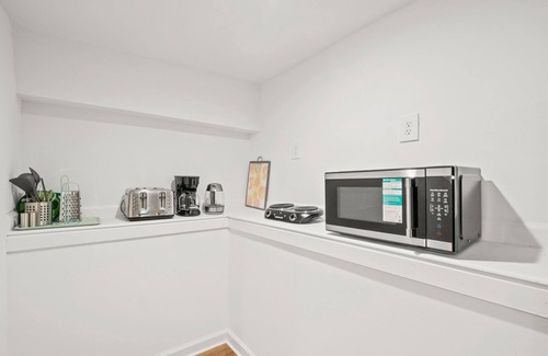 Park View Casa | Charming 4-bedroom townhome in fabulous Washington with AC, WiFi
