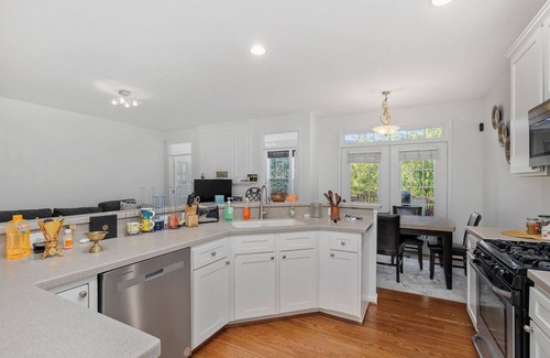 Dulles Town Center Casa | Charming 4-bedroom townhome 8 min to Airport 20 min to DC Pet friendly sleeps 14