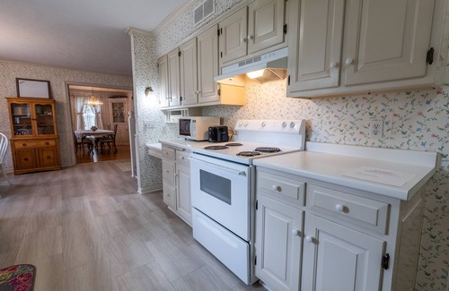 Apple Creek Casa | Charming 4 Bedroom home in the Amish countryside
