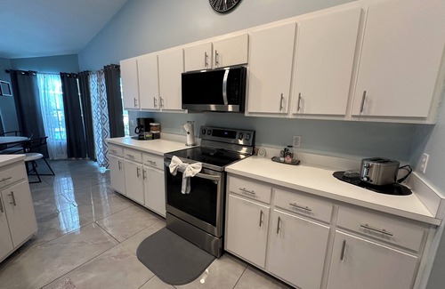 Lehigh Acres Casa | Charming 4-bedroom house with headed pool, AC, wifi and games. Fun for all!