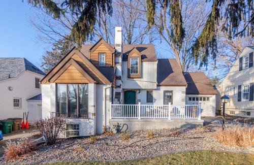 Windsor Heights Casa | Charming 4 Bedroom Home with Character