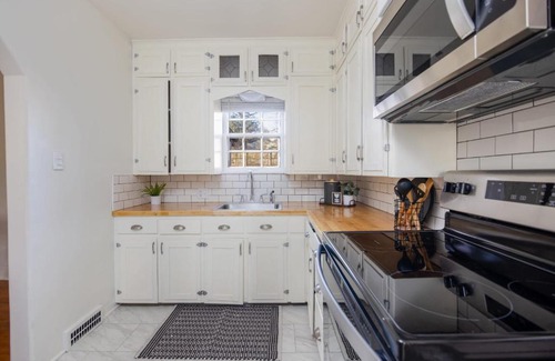 Windsor Heights Casa | Charming 4 Bedroom Home with Character