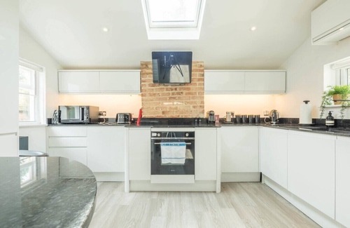 Knapwell Cabaña | Charming 4 Bedroom Walnut Tree Cottage in Knapwell