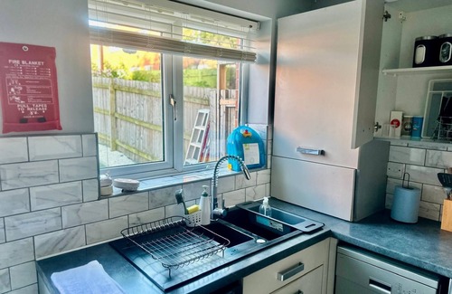 Bilston Casa | Charming 4-BR Home: Garden, Park, and Peaceful, Secure Living Await!