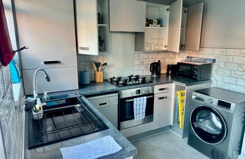 Bilston Casa | Charming 4-BR Home: Garden, Park, and Peaceful, Secure Living Await!