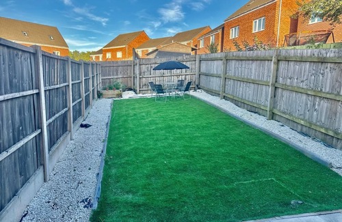 Bilston Casa | Charming 4-BR Home: Garden, Park, and Peaceful, Secure Living Await!