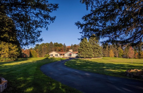 Kane Casa | Charming 4-BR retro-styled house on large lot in Kane