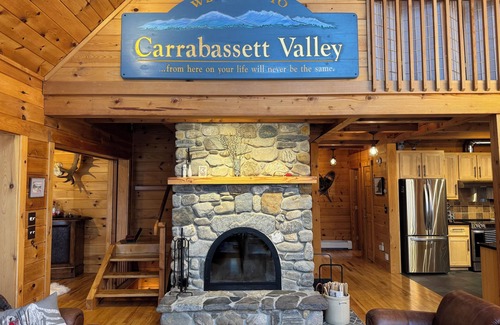 Carrabassett Valley Chalet De Esquí | Charming 4-bedroom mountainside chalet on Sugarloaf golf course
