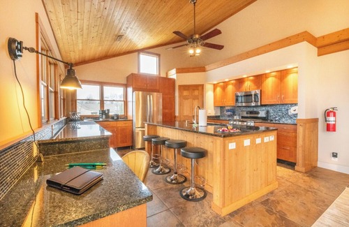 Kodak Casa | *Charming 4BD+LOFT Lodge! Theater + GAMES!*
