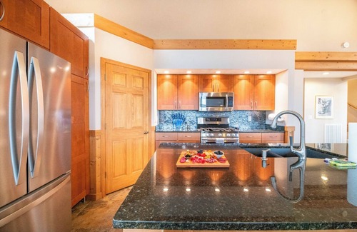 Kodak Casa | *Charming 4BD+LOFT Lodge! Theater + GAMES!*
