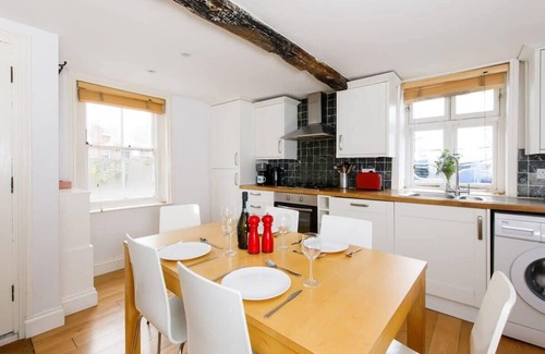 Chichester Casa | Charming 4bd Townhouse right in the city centre!