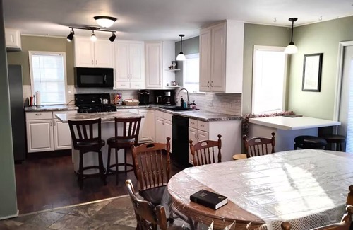 Hanson County Casa | Charming 4BR Craftsman Family Home in Emery
