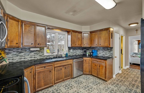 Topeka Casa | Charming 4BR family home w/ private deck off master, big yard and patio
