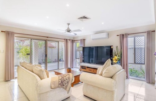 Calamvale Casa | Charming 4BR House and Cozy Garden