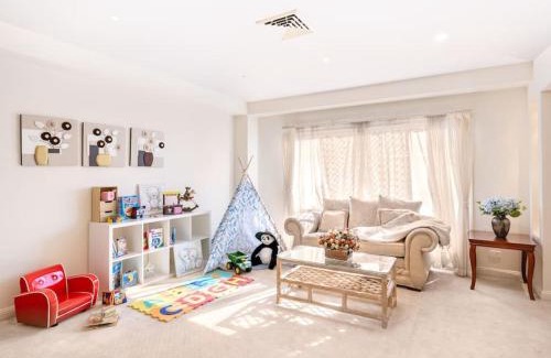 Calamvale Casa | Charming 4BR House and Cozy Garden